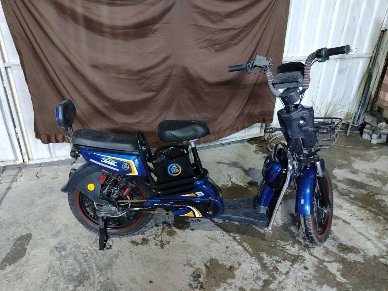 سلام عليكم دراجة شحن 5بطاريات شغاله اخت الجديده البطاريات جدد الله شاهد سعره 350وبيه مجال لشراي العنوان بغداد الاسكان رقم الهاتف ***********
