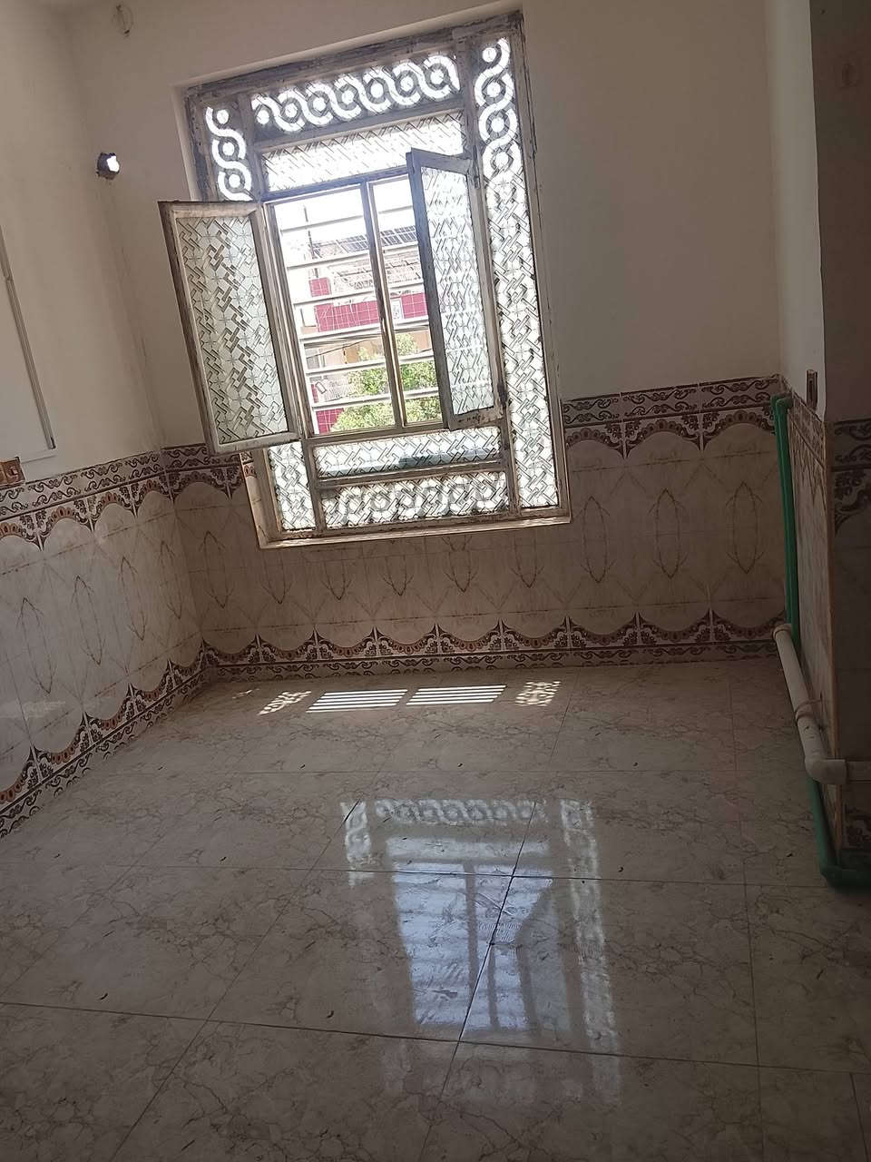 شقه للايجار مع انترنيت وكهرباء وماء الموقع الزهراء شارع المدارس ***********
