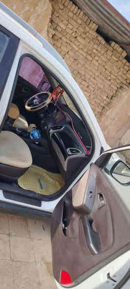 السلام عليكم 
سيارة توسان خليجي موديل 2015
محرك 2000 دوش 
شاشة دوشمة جديدة 
تحكم ستيرن تدفئة تبريد شغال رقم بغداد 
السونار مرفق والصور كاملة موجودة 
اضافة  باب السايق مبدل بلادي والدوسة مصبوغة 
والبنيد بيه جرد صبغ بلادي اثر الغسل 
السعر 143 وبيهة مجال للطيبين 
***********
