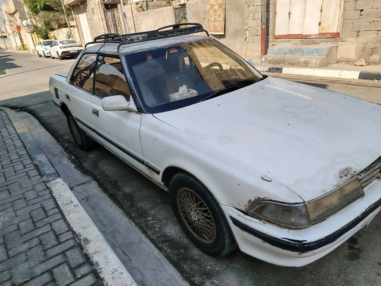 سيارة للبيع، لونها أبيض كما موضح في الصور. السيارة بحالة جيدة للاستخدام اليومي. المقصورة الداخلية نظيفة ومجهزة بمقاعد مريحة. المحرك يبدو قويًا ويعمل بكفاءة. يوجد بعض الخدوش الخارجية لكن لا تؤثر على الأداء العام للسيارة.