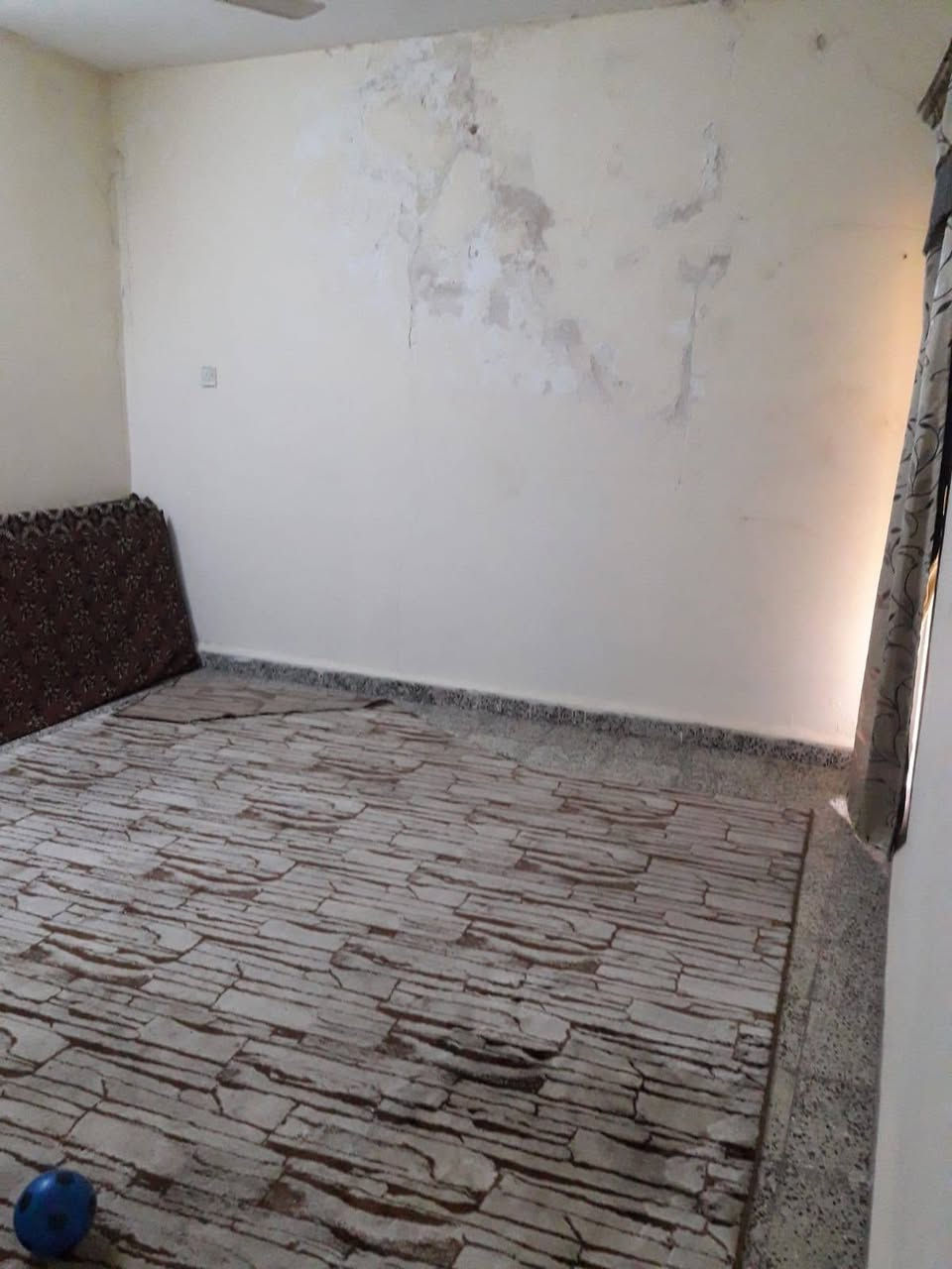 سلام عليكم 
دار للبيع / طابقين وا بيتونه 
مساحه 160متر 
اسراء مفقودين 
قرب مدرسة مروان الجبوري 

طابق الاول مطبخ وصالة وغرفه وحمام وصحيات
طابق ثاني بي ٣ غرف وحمام وصحيات
طابق ٣ بي بيتونة ومخزن وسطح

سعر 110 مليون وا بي مجال 
***********
***********
ملاحضه مساحة الدار بل طابو 155متر بس بل واقع 160متر
