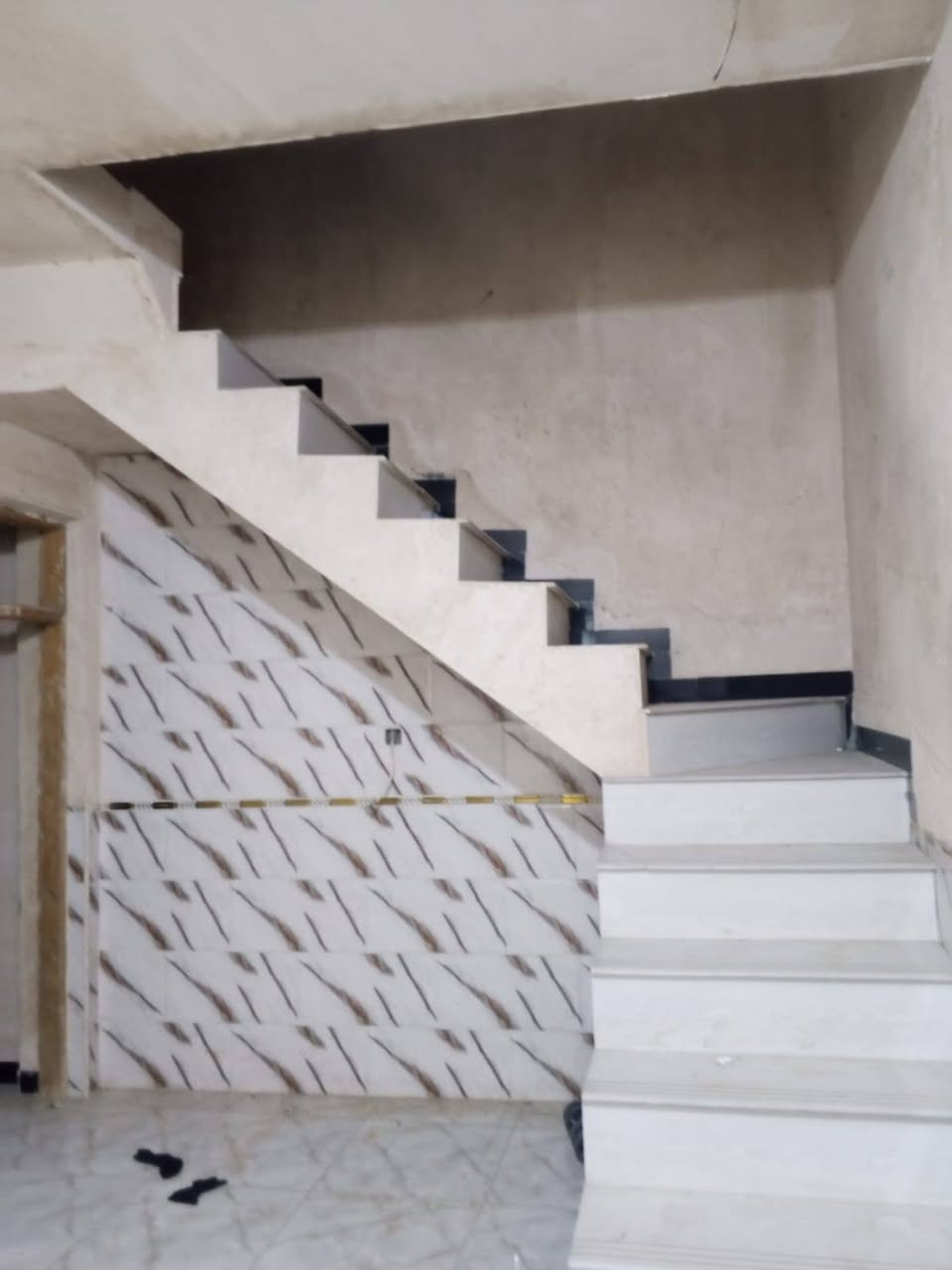 عروض #مكتب_الشكري_للعقار دار سكن 100م طابقين 
🌍 الموقع :النجف الاشرف_  الكوفه شارع المطار قرب الرادار قرب مجمع عماد سكر 
----------------------------------------
🔳  دار زراعي 
🔳 المساحه 100م 
--------------------------------
🧾 تفاصيل البيت 🧾

100 م طابقين 4 عرف+ ٢ صاله 
+ استقبال مطبخ حمامات تخاريج البيت فول 
عايز فقط بورك وارضيات 
------------------------------
سعر البيع 70مليون وبي مجال  💷
☎️ للاستفسار 
واتساب ***********
***********
🛣️عنوان المكتب النجف الأشرف _ الكوفه شارع المطار السايدين مقابل جوهره العرب مباشرتٱ مكتب الشكري للعقار
 #الجميع
