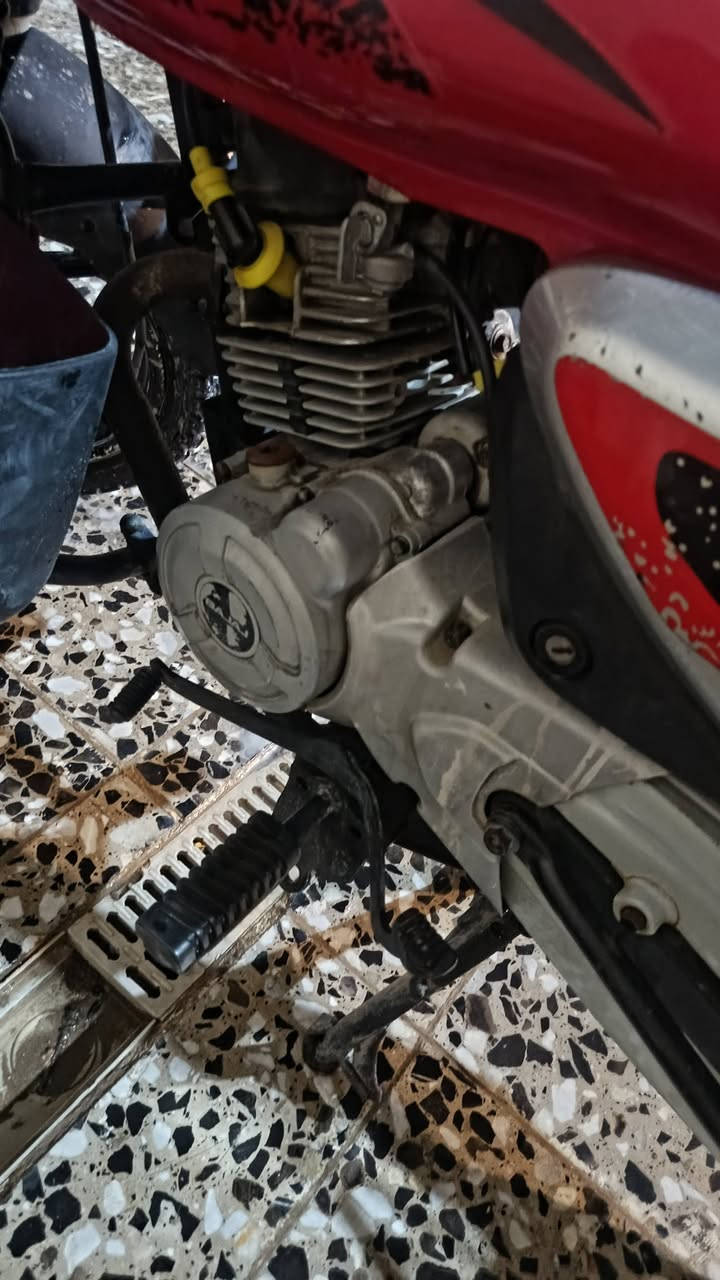 السلام عليكم دراجه بوكسر اربعه قير جديده كرتونه 21 21 اوراق دراجه جديده كلش جير محرك مقفول بس السل ما يشتغل امانه الله كهربائيات كلها شغاله مكان بغداد مدينه الصدر*********** بس واتساب خادم للشراي سعرها 750 وبيها مجال قليل
