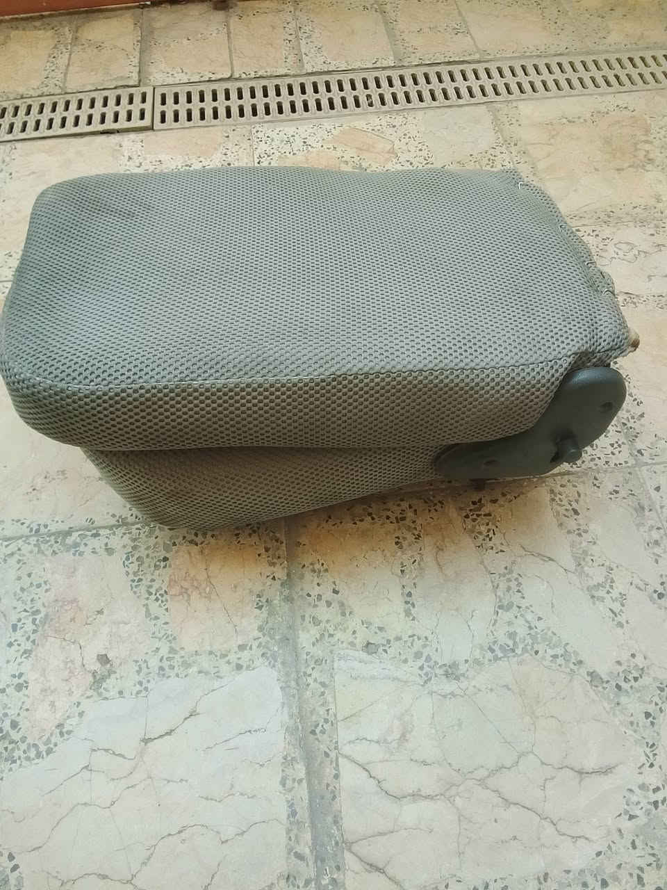 السلام عليكم اغراض اج وان جنطه مصبوغه الباب بلادي ***********
