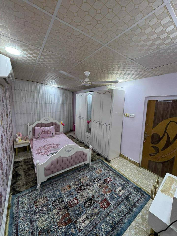 بيت للبيع بالزهراء ٢٠٠م يبعد عن شارع الزهراء الرئيسي ١٠٠م يتكون من طابقين الأول صاله وهول وغرفه نوم ومطبخ 
الطابق الثاني ٣ غرف نوم وحمام ومخزن 
للاستفسار ***********
