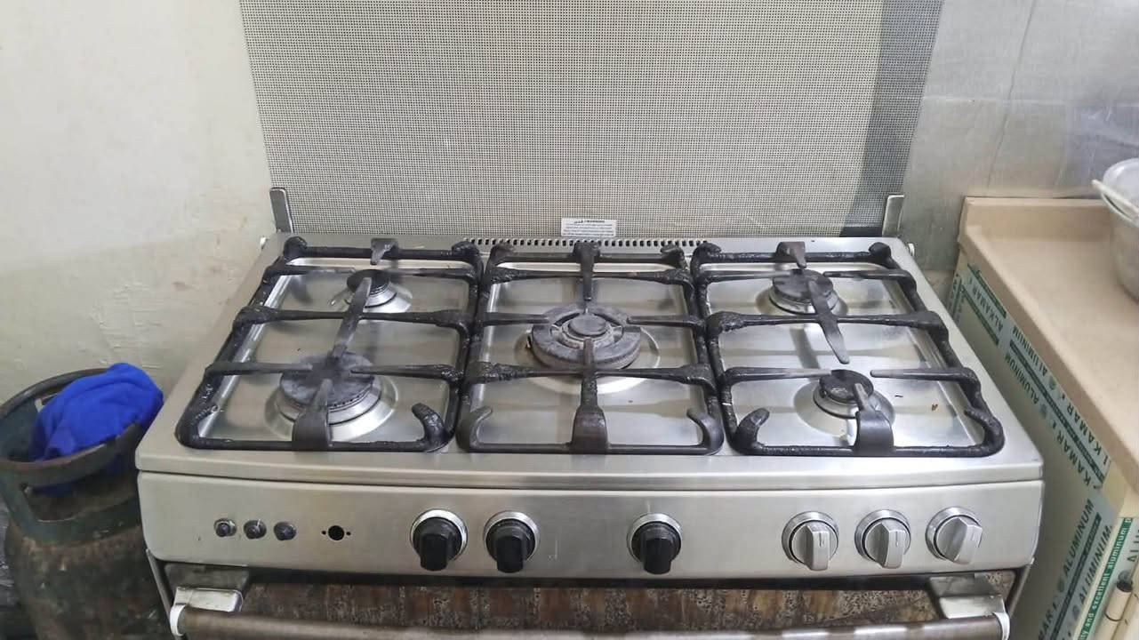طباخ خمس عيون جديد ونضيف دواخله نضيفه سعره ١٢٠ وبي مجال مكان بغداد ***********
