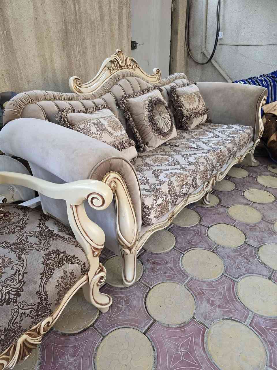 السلام عليكم 

تخم مستخدم للبيع تركي رئاسي ثقيل ٦ قطع
 ثنين قنفات و ٤ كراسي وكوشات مالاته مثل ما مبين بالصور مكاني بغداد الرصافه عارضه ب مليون و٢٠٠ 
للاستفسار اكثر واتساب ***********
