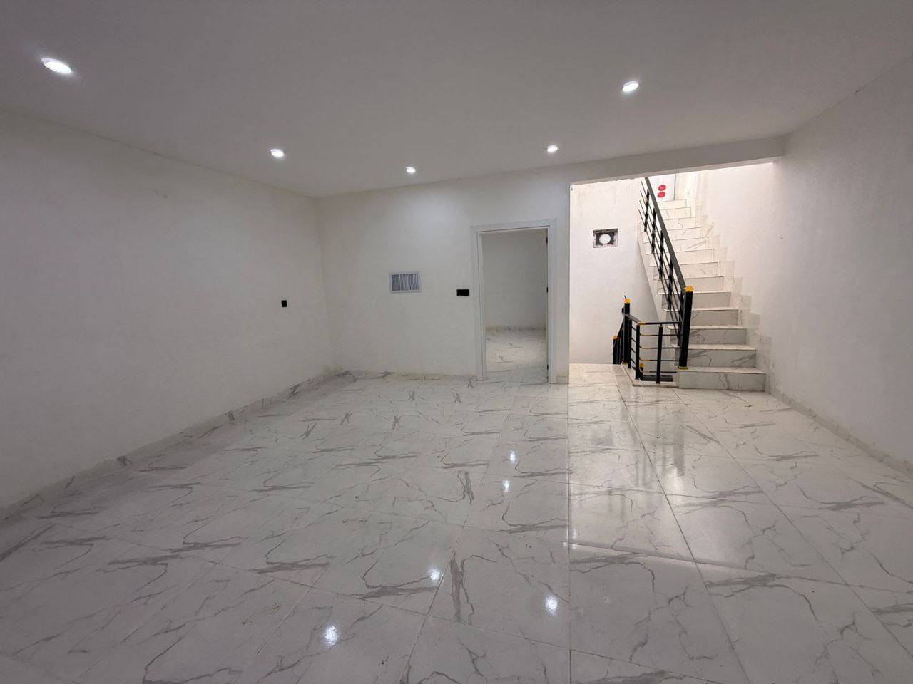 منزلين لبيع حي 8 حصاروك
سند طابو يتسجل بإسم اي عراقي
 قرب شارع كورنيش
➖مساحة 125M+125M طابقين 
يتكون⤵️
➖4غرف نوم 
➖استقبال-صاله-مطبخ-مجموعه صحيات-كراج

رقم الاتصال او واتساب
***********واتس
***********
