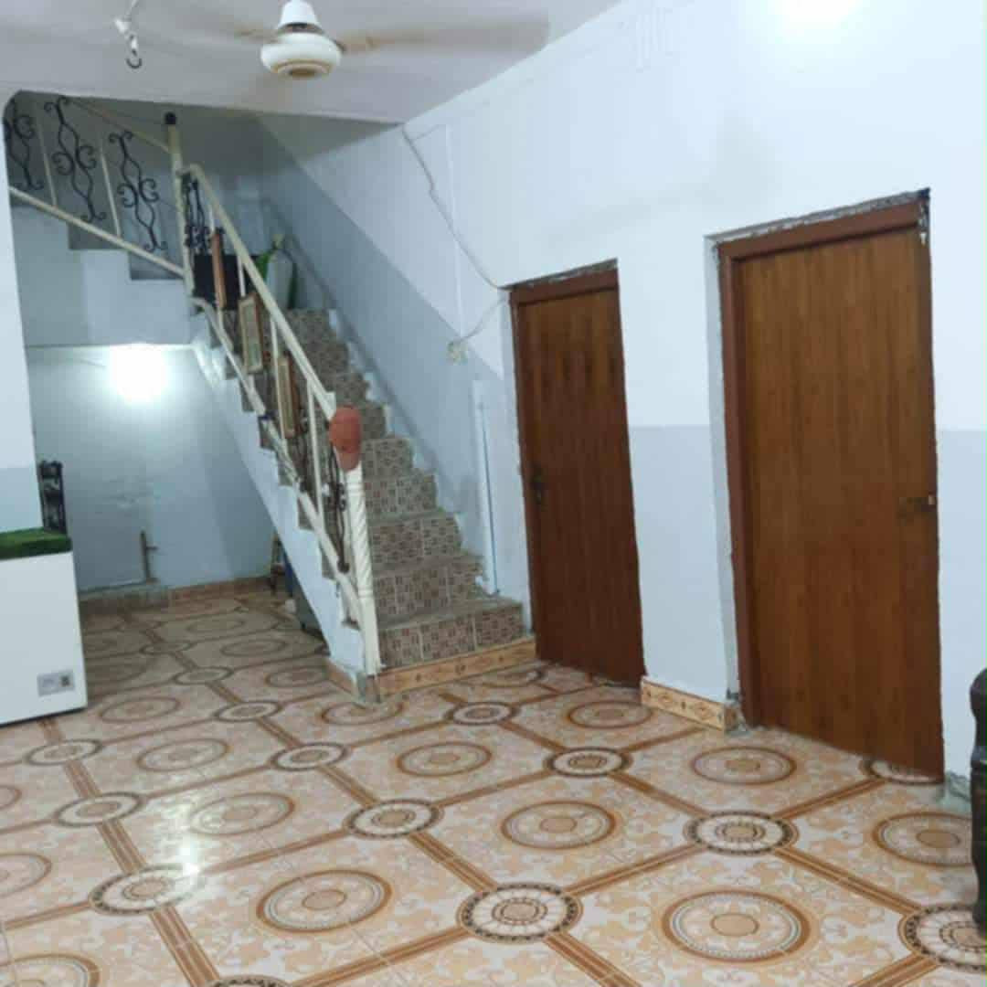 بيت 200 متر بحي الحكيم بنزله بني تمايم مقابيل المدرسه قريب علا شارع العام 
غرفتين وهول ومطبخ وستقبال وصحيات داخليه وخارجيه 
وطرمه كبيره بناء بلوك السقف عكاده 
الرضيه سيراميك 
شارع مجاري سند 25 مسجل بلديه
السعر 35 بيه مجال 
الستفسار ***********
