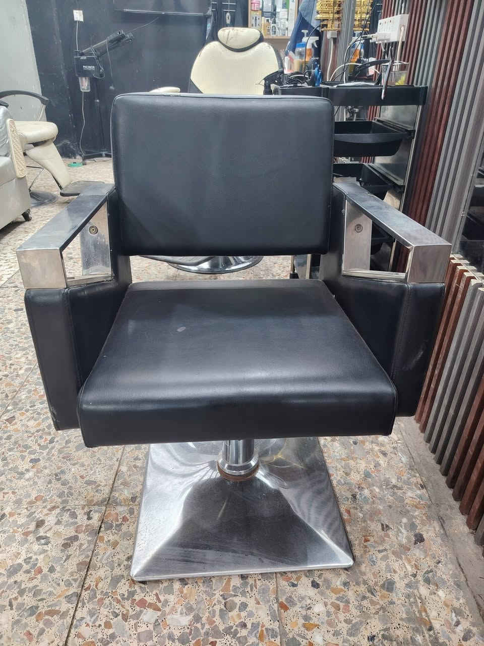 السلام عليكم كراسي للبيع مستعملات ثنينثهن ب ٢١٠ مكان نجف كوفة ***********
