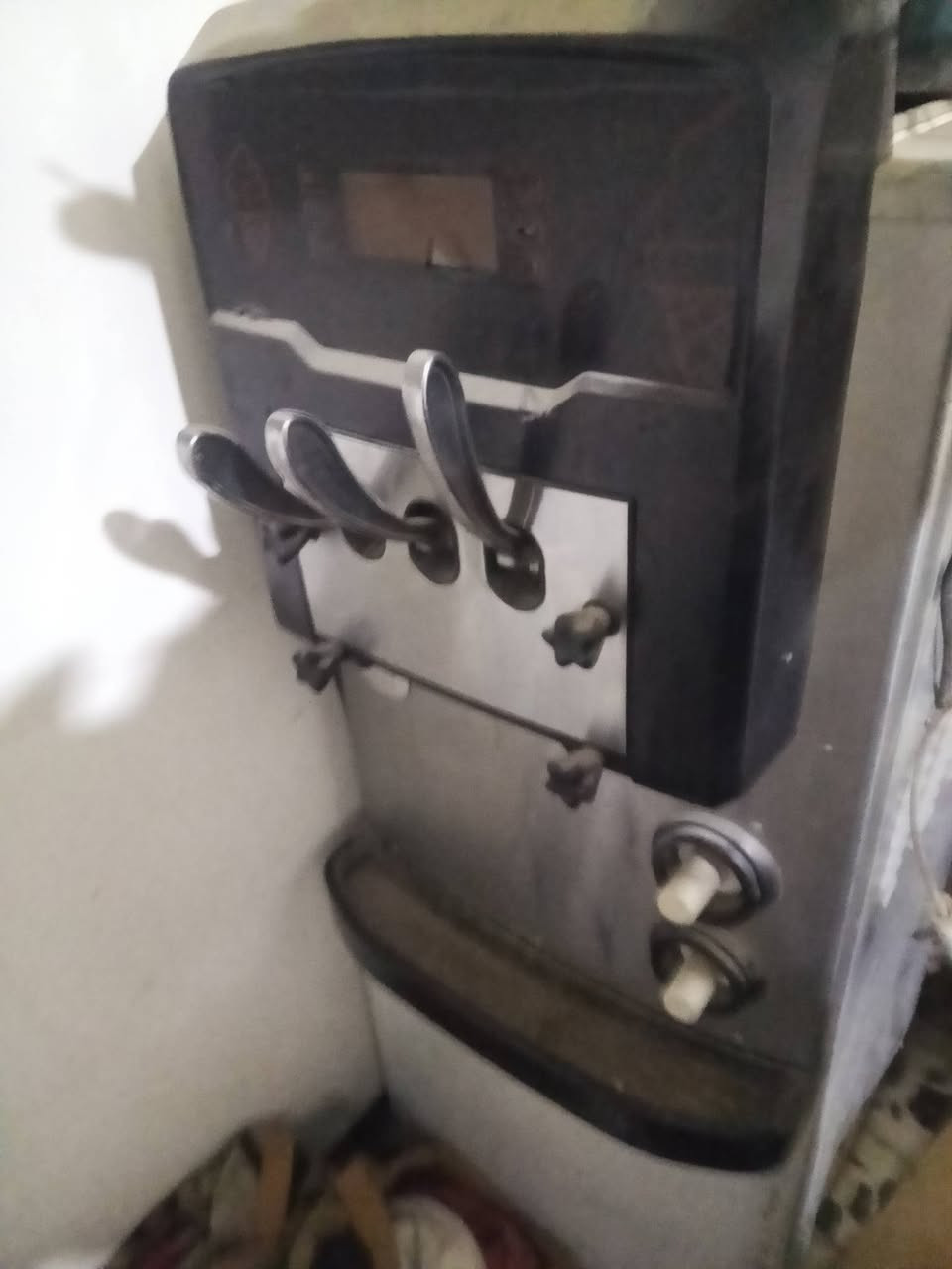 جدر كنتاكي 750 الف
مكينة ايسكريم مليون
***********
