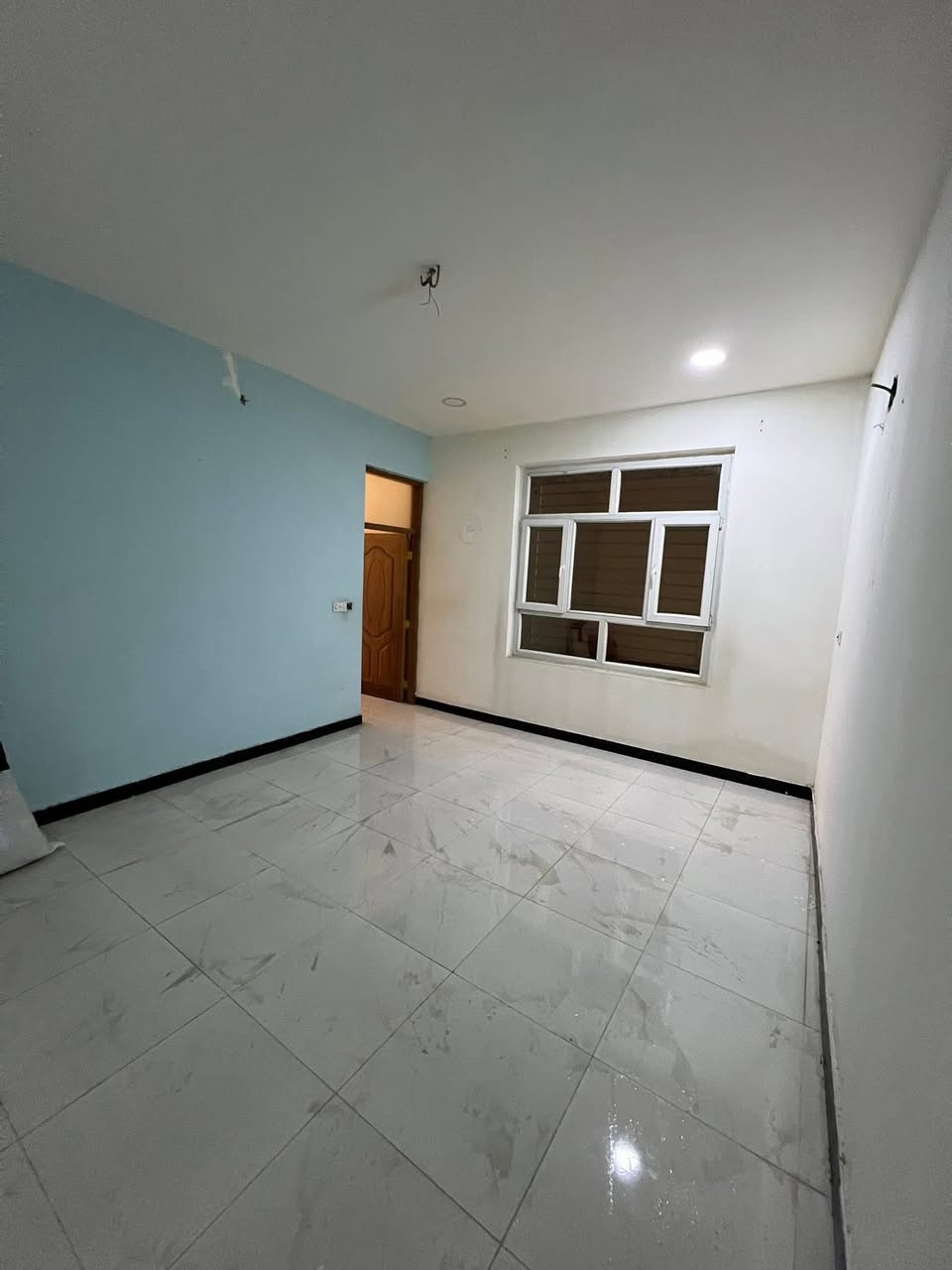 السلام عليكم 
شقه للبيع ملك صرف طابق الارضي الباب علشارع واكو باب على ممر العماره 
مقابل البيت حديقه ماكو جيران مقابيلك وشارع عريض 
مساحه الشقه 80متر تحتوي على غرفتين وصاله ومطبخ ومنور صغير 
كلشي وحد كهرباء ومي وحد 
العنوان الاعظميه المقبره الملكيه 
للاستفسار ***********
