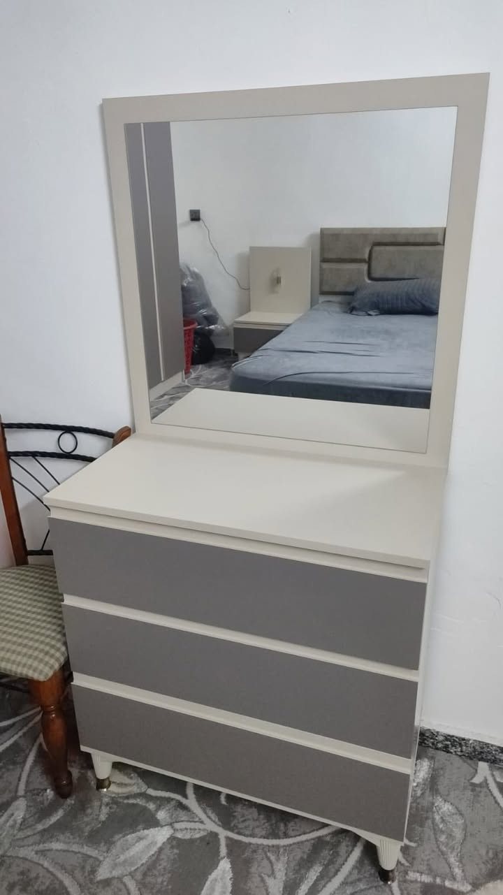 السلام عليكم اخشاب تركية مستعمل جدا قليل. و نظافة 100/100  ابيعهن وية الدوشك مكاني بغداد الحرية للاتصال ‭0776 631 9017‬. السعر 450 وبيهة مجال (قليل).
