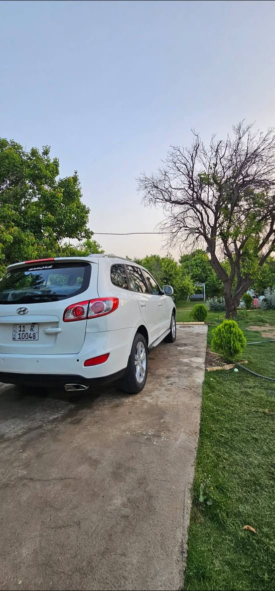 السلام عليكم سنتافيه شركه العامه خليجي موديل  2012 رقم بغداد نكليزي  بسمي  مكينه وكير مكفول 6 سلندر تخم تاير جديد تبريد 🥶 ثلج صدر امامي خلفي جديد 7راكب بيه صبغ باب السايق ول باقي اماكن قليله مثل صندوك ولباب الراكب بدون دواخل السياره مابيه نقص السعر 135 وبيه مجال العنوان بغداد الكاظميه جكوك التواصل *********** او ***********
