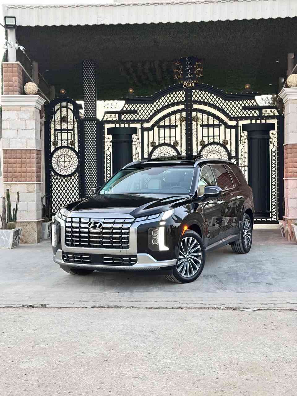 السلام عليكم ( Hyundai Bellside Glicravi 2025 )
المواصفات : 
 - داخل ابيض ملكي 
- كشنات تدفئه تبريد الصف الأول والثاني 
- كشن سائق تدليك 4 وضعيات 
- فتحتين بنوراما 
- تنته شامو 
- زر تحكم بالصف الثالث
- 3 قطع تبريد شاشه لمس
- رادارات اماميه وخلفيه 
- حساسات امامي خلفي 360 درجه 
- تحديد مسار
- تشغيل عن بعد 
- تقديم وترجيع عن بعد 
- 6 سماعات مع نظام صوتي Harman Kardon 
- قيادة ذاتيه 
- 6 كامرات محيطيه 360 درجه 
- اوتو بريك 
( فول مواصفات اعلى شي بالبلسايد ) 
المحرك : 6v 3.8L 
الضرر : بنيد مبدل ومصبوغ وجاملغ امامي جهة السايق بارد 
السعر 290 وبيها مجال بسيط 
الرقم : ***********
