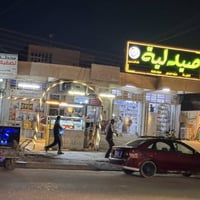 بنايه للبيع طابق واحد تحتوي علئ 5 محلات و2 شقق الواقع في الحسينيه مدخل...