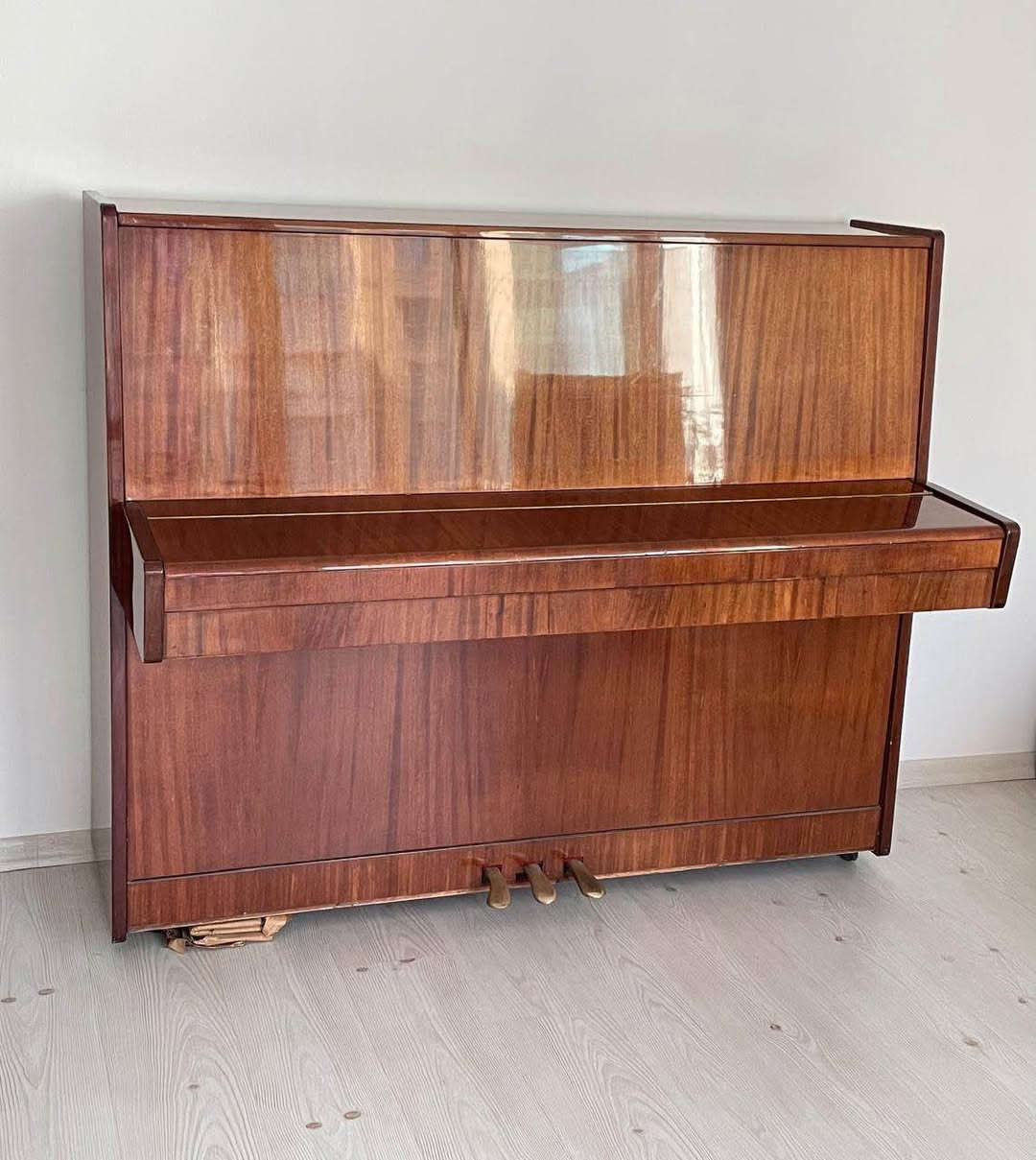 🎹Piano for sale, 1200$ 
Piano Belarus, perfect for those who want to start piano with a real piano.


**إذا كنت صاحب هذا الإعلان وتريد حذفه لأي سبب، رجاءا أرسل رسالة إلى الدعم الفني**