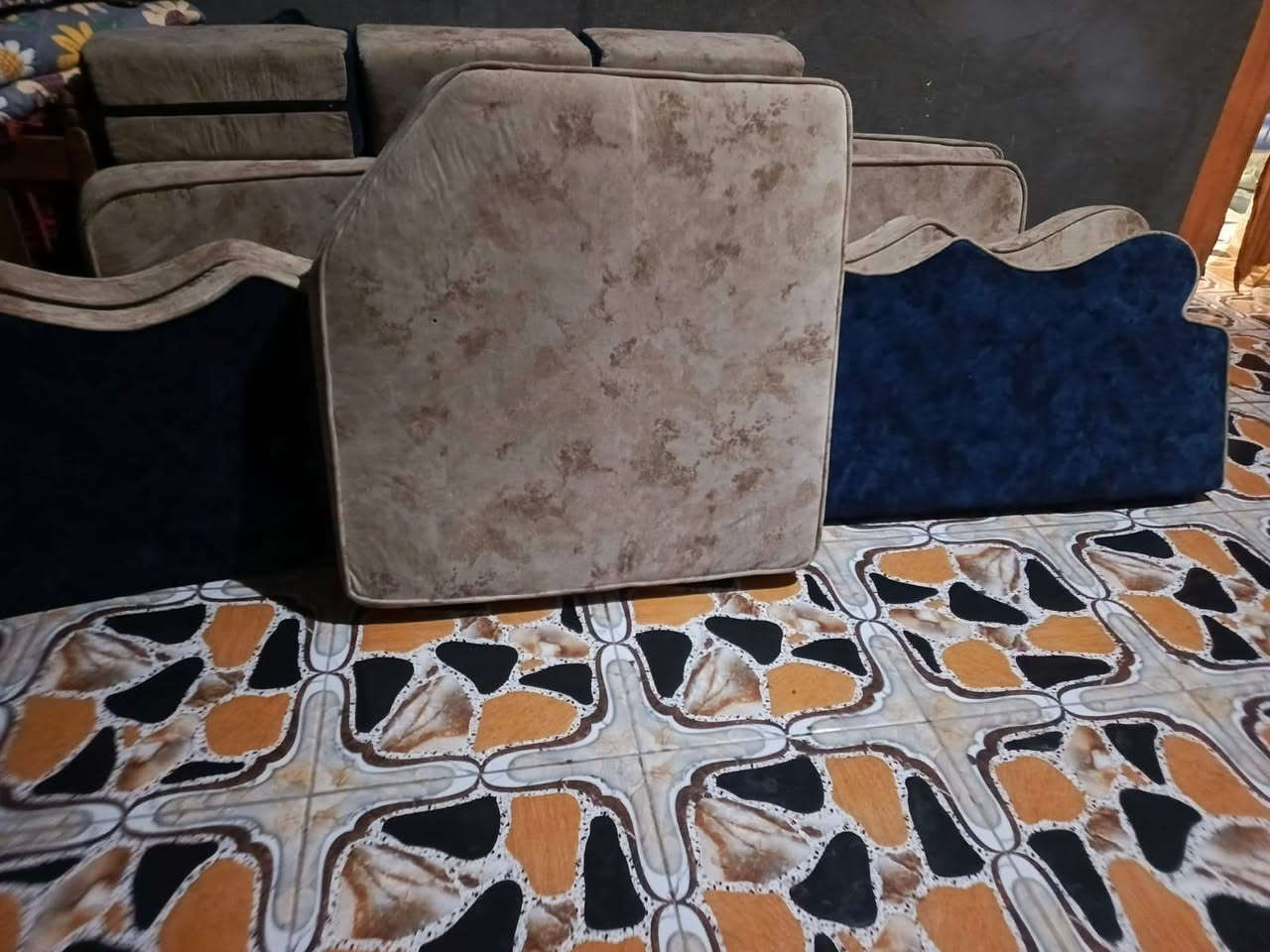 سلام عليكم البيع ديوان عدد ثنين واحد ارضي او ثاني قنفات سعرهن 250 الف مكاني البصرة قبلة ***********
