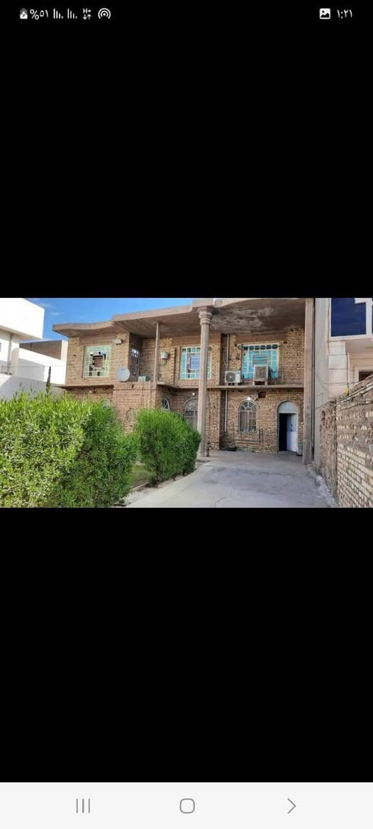 ((بسم الله الرحمن الرحيم))
تسلسل ( 2441 )
#بيت_للبيع
في بداية #حي_نزال 
قرب #مطعم_حجي_حسين 
المساحة : 302 م بالسند (واقع حال 520)
الواجهة : 17 م
النزال : 30.5 م
طابقين 
مكون من خمس غرف نوم 
صالتين 
استقبال 
مطبخ 
كراج 
حديقة 
الشارع : 10 م
نوع الملك : طابو صرف سند 
السعر: 380 مليون وبي مجال 
للاستفسار : الاتصال
صاحب البيت ‏‪***********‬‏
