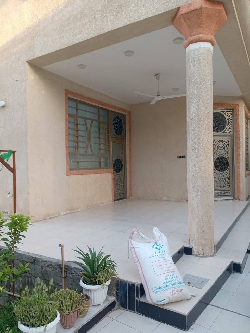 #السلام عليكم بيت للبيع
حله فـــــي السياحي قرب 
المدرسه الامانيه
____
المساحـــــــة // 425م  #طابـــــو زراعـــــي سنـــــد 25 
يتكون البيت من طابقين
#الطابق الاول ⬇️⬇️
غــــــــرف اثـنيــن
 وصالـــــــــة وهـــــــــــول ومطبـــــــــخ ومجمــــــــــع صحيــــــــات وگـــــــــراج وحديقــــــــــة ...
#الطابق الثاني⬇️⬇️
 غرفه واحده 
 ومجمـــــــــع صحيــــــــــات ...

#جدا نظيف بناءه 
# السيراميك جدران والأرضية كاشي 
#
سعر البيت جيد جداً..
للاستفسار اكثر الاتصال على الرقم 
***********
