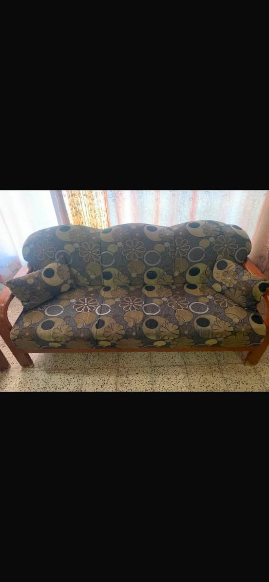 السلام عليكم عندي تخم قنفات ١٠مقاعد  صاج اصلي نضيف سعره ٢٠٠ مع ميوزه مال بلازمه سعر الواحد ٤٠ عنواني الزعفرانيه شارع البطل موبايل ***********
