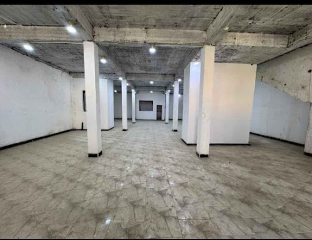 بناية للايجار طابق ارضي قاعة مفتوحة كما موضح بالصور 260 م. واجهه 13 نزال 20 العنوان حي الحكم شارع الطاقة 
قريب صيدلية زمزم للاستفسار الاتصال على الرقم 
*********** بغداد, العراق
