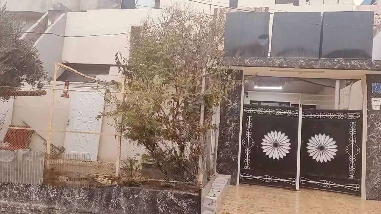 سلام عليكم للبيع بيت ميتين متر واجه البيت غروب موصل حي القدس الاوله خلف اعداديه ساريه ضهر البيت السايدين الحولي الجديده طابق ونص محدث  قبل4/اشهر حدثتو طابق الاول كراج كبير غرفتين نوم واستقبال وهول ومطبخ وحمام صحيات طابق الثاني غرفتين نوم وهول ومطبخ وحمام صحيات وصطح ناصي والطابق الثاني تكدر ينعزل لان بي درج خارجي تفاصيل اكثر داخل الفديو لتواصل ***********/// ‏‪0776 513 4339‬‏
