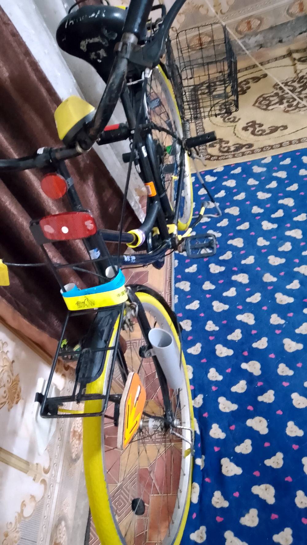 هذا باسكل بحالة جيدة مزود بإضاءة أمامية وخلفية لزيادة الأمان أثناء القيادة. الباسكل يأتي مع إطارات صفراء ومقعد مريح. مناسب للتنقل اليومي أو التجول في المدينة. متوفر مع سلة خلفية يمكن استخدامها للأغراض الشخصية.