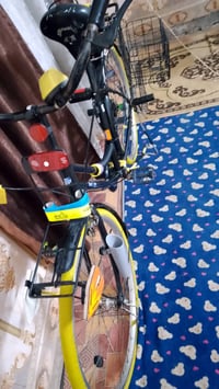 هذا باسكل بحالة جيدة مزود بإضاءة أمامية وخلفية لزيادة الأمان أثناء الق...