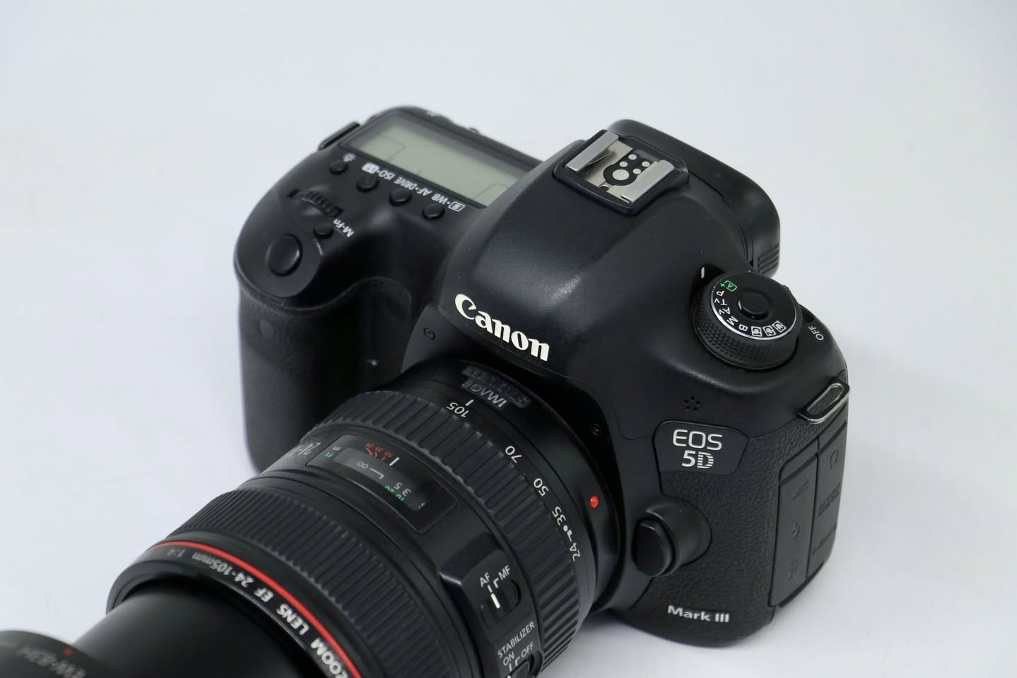 كأمره كانون   (💣 ✨5D Mark 3 📸💣)
مع عدسه 24-105 رنك احمر فول فريم 
نضافه 95/100 كامل ملحقات
1- رام 32✅
2- حقيبه✅
3- حزام كتف✅
4- شاحنه اصليه ✅
5 بطاريه اصليه ✅ 
6- توصاله نقل صور ✅
يوجد توصيل كل العراق 🚚 السعر (⬅️.  ➡️) 
 ***********
