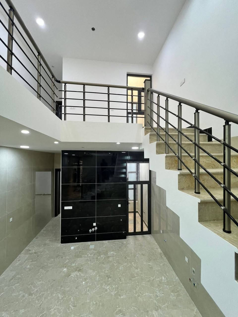 دار للبيع 100 متر واجهة 5 مدخلين 
طابو ملك صرف 
يحتوي  على هول صالة
منور مطبخ وخدمات غرف نوم عدد 3
واجهة بورسلين ارضية مرمر  
حي الجهاد الرفاق قرب شارع 40
للاستفسار ☎️ ***********
***********
