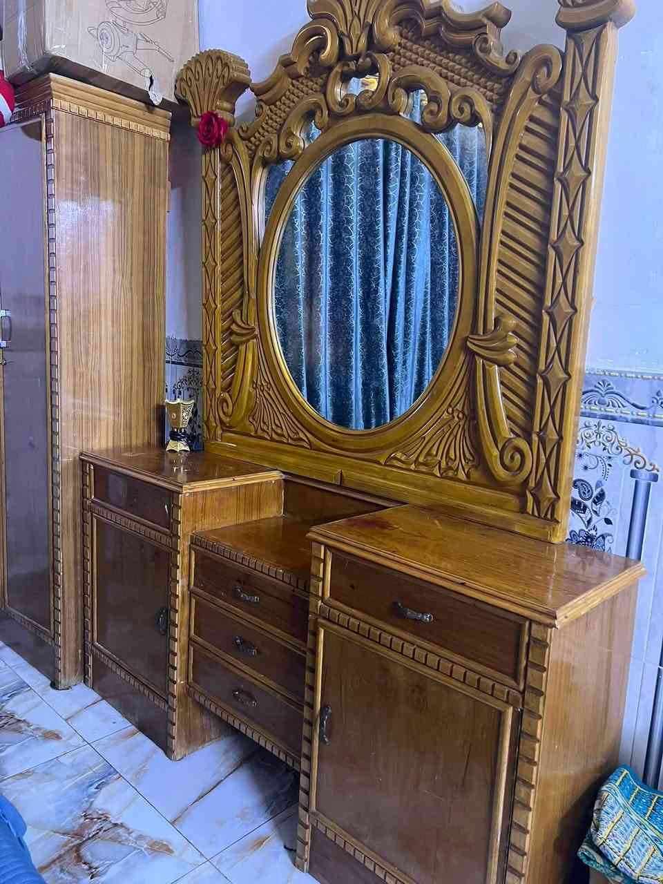 سلام عليكم عندي هاي غرفه للبيع سعر ٩٠٠وبيها مجال بسيط غرفه نضيفه خشب صاج عراقي نضيفه داخلها نضيف  مكان قرب مستشفى تركي للاستفسار ***********
