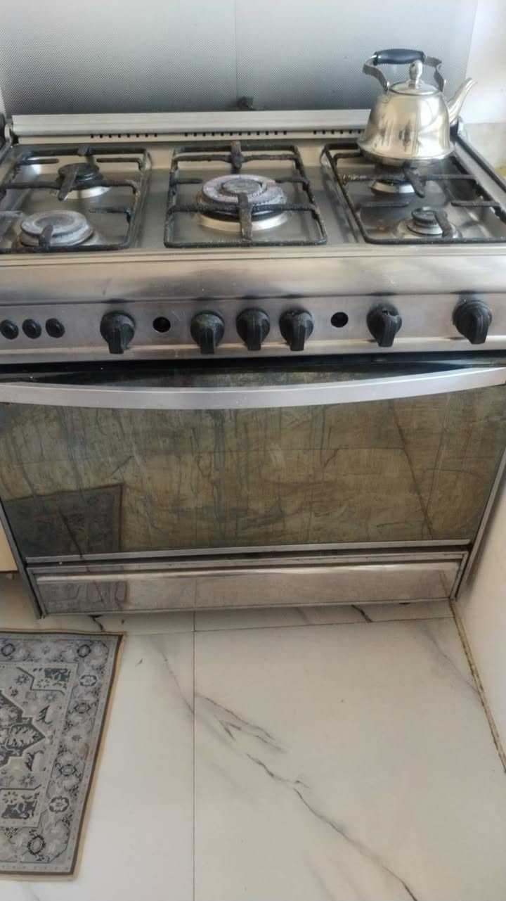السلام عليكم يوجد غراض للبيع جدا نضيفات  غرفه نوم تركيه  10قطع  + غرفه نوم شبابيه سريرين + طباخ  نضيف + غساله الاوتماتيك ١٦كيلو Lg+ ديوان ٧مقاعد + بلازمات وحده بيها نت وثانيه بدون نت حجم 32 استفسار علئ خاص او الهاتف *********** يوجد واتساب  مكان الدوره
