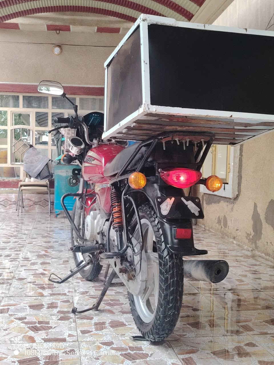 دراجه بوكسر موديل 18 مكينه ما مفتوحه دراجه مال جناي ما ناقسه اي شي  اوراق ماكو مكفوله من السرقه
مكان ديالى الخالص هبهب الشراي يخابر
***********
