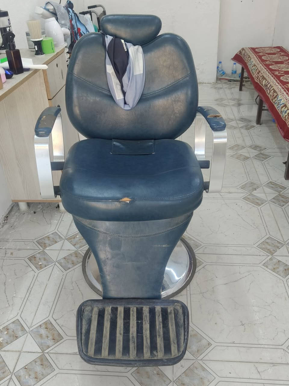 السلام عليكم غراض حلاق كامل
سعر مناسب
مغسل واجه چام 
ميز كرسي بخار 
غراض اصلي اكثر جيار اير
كل غراض محال للبيع 
شرط استعمل قليل كلش 
سبب بيع ضروف 
***********
