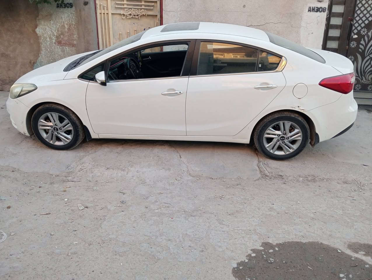 سلام عليكم سياره سيراتو خليجيه موديل 14فول مواصفات ما عده بصمه مري شفط اشاير بل مري  تحكم ستيرن شفتات بل ستيرن تخم تاير تبريد تدفئه قطعتين حساسات إمامي خالفي سنويه جديدة يدات نيكل السعر 125بيه مجال هاتف *********** بيه مجال هواي
