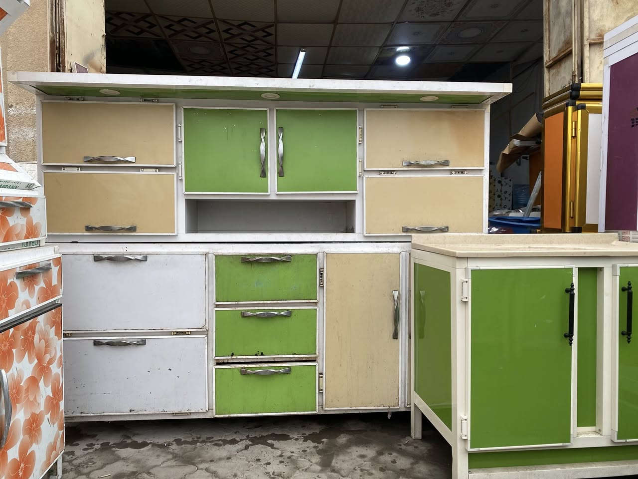 كاونترات وسنكات البيع جميع الاحجام وبأسعار مناسبة وبيه مجال رقمي للتواصل *********** ومكاني الزبير حي الريسسز شارع ابو ناجي قرب سيد غريب والمدرج
