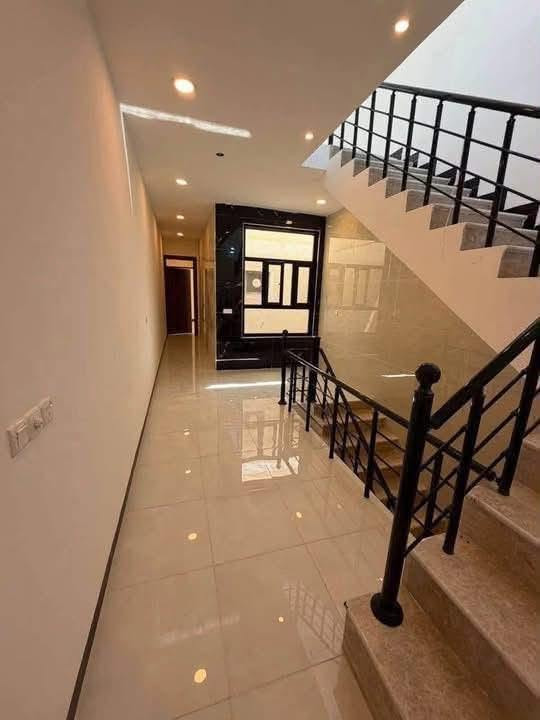 يعلن مكتب حمورابي للعقار 🏠
للبيع ‏ثلاث دور مساحةالواحد 100 متر 
الواجهه 4 متر النزال 25 متر 
مربع الضباط الشهداء بناء حديث غير مسكون 
يحتوي كل دار على ‏صالة مطبخ من حمام 
‏وغرفة نوم في الطابق الأرضي 
‏الطابق الثاني غرفتين نوم + حمام

السعر مناسب جداً 
للاستفسار الاتصال *********** يوجد واتساب 📞 
يوجد لدينا عروض في جميع مناطق حي الجهاد

