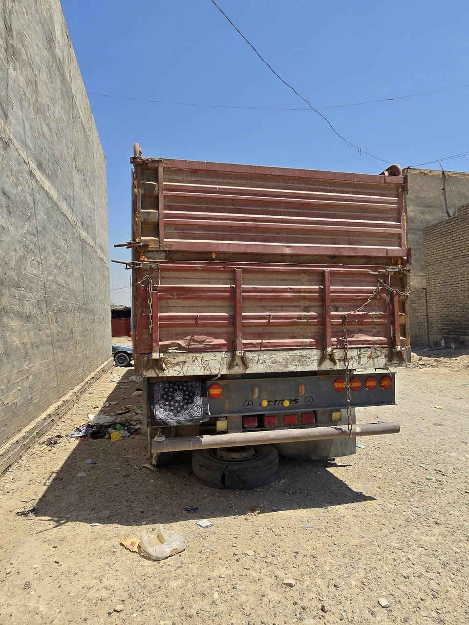 عربانه للبيع دناكير ثنين صيني ١٤ واحد ألماني ١٣ وثاني ١٤ ألماني جناب حدادي ارتفاع ١٩٥ وطول عربانه  ١٣.١٥ 
١٣ وربع شاصيها مكفول لامطوله ولاملعوب بشاصيها ابلاديه تخم ويل بدون تاير  تحمل حنطه ٥٨ طن ***********
