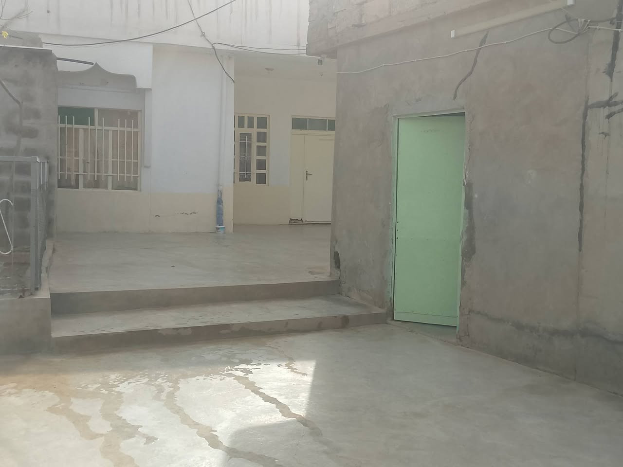 دار معروض للبيع حي الكفاح الجنوبي قريب على مدرسه الكفاح الجنوبي ماء الكهرباء موجود اي استفسار على رقم الهاتف(***********)(***********)السعر 58مليون
