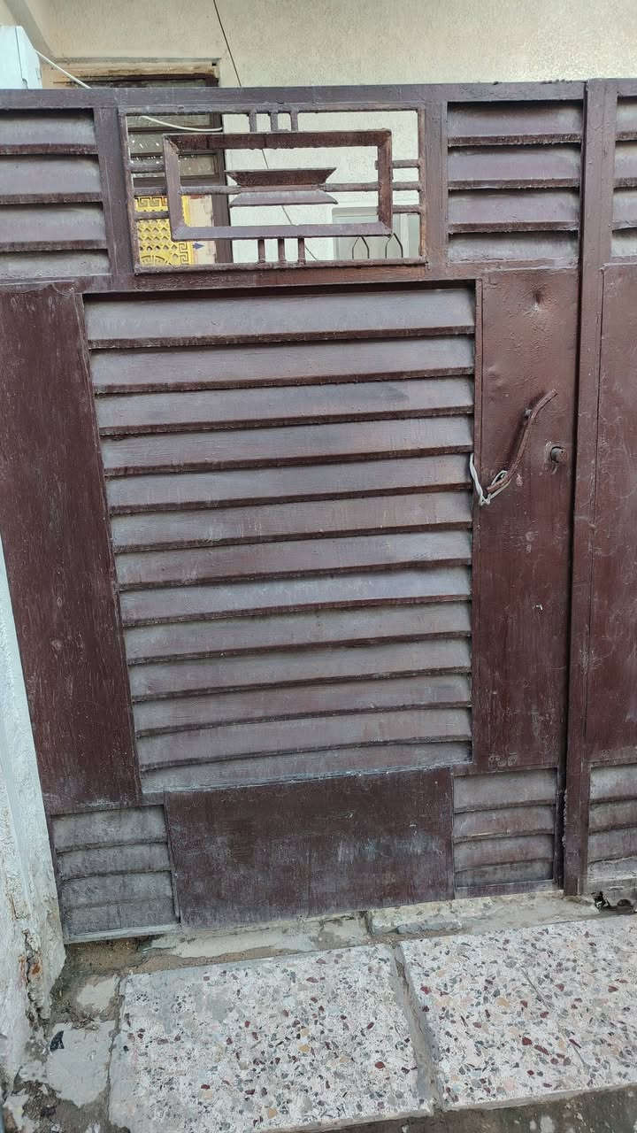 باب حديد للبيع مستعمل ***********
