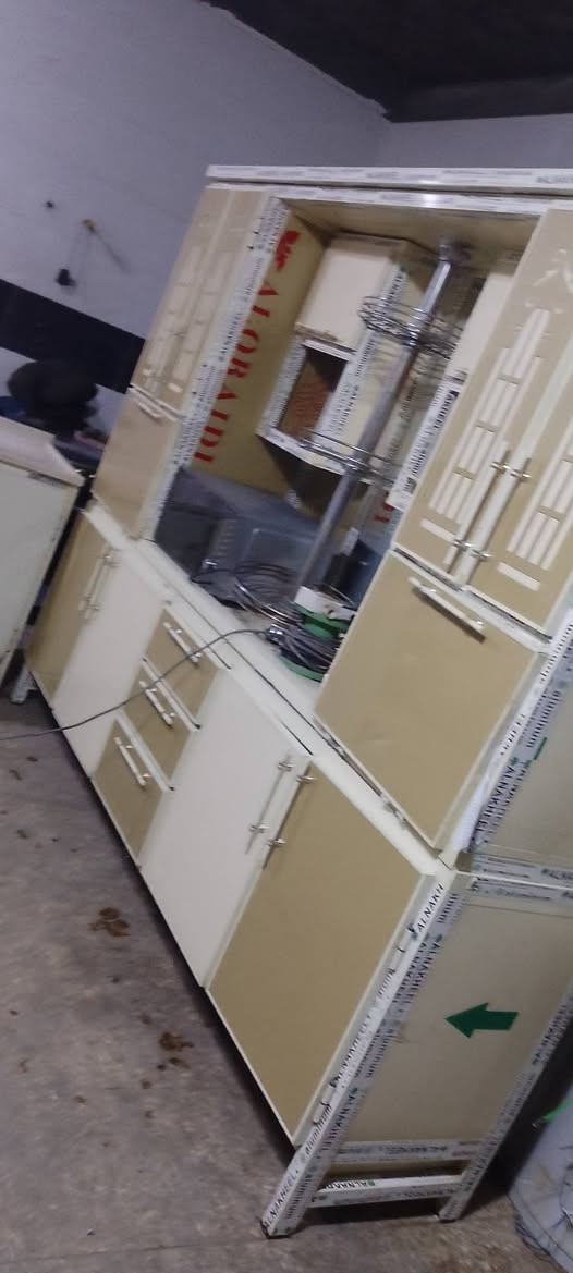 كاونتر مترين ونص مستخدم مع إلا وفن ومايكريف وطباخ ب 500وسنك مترين مرمر***********
