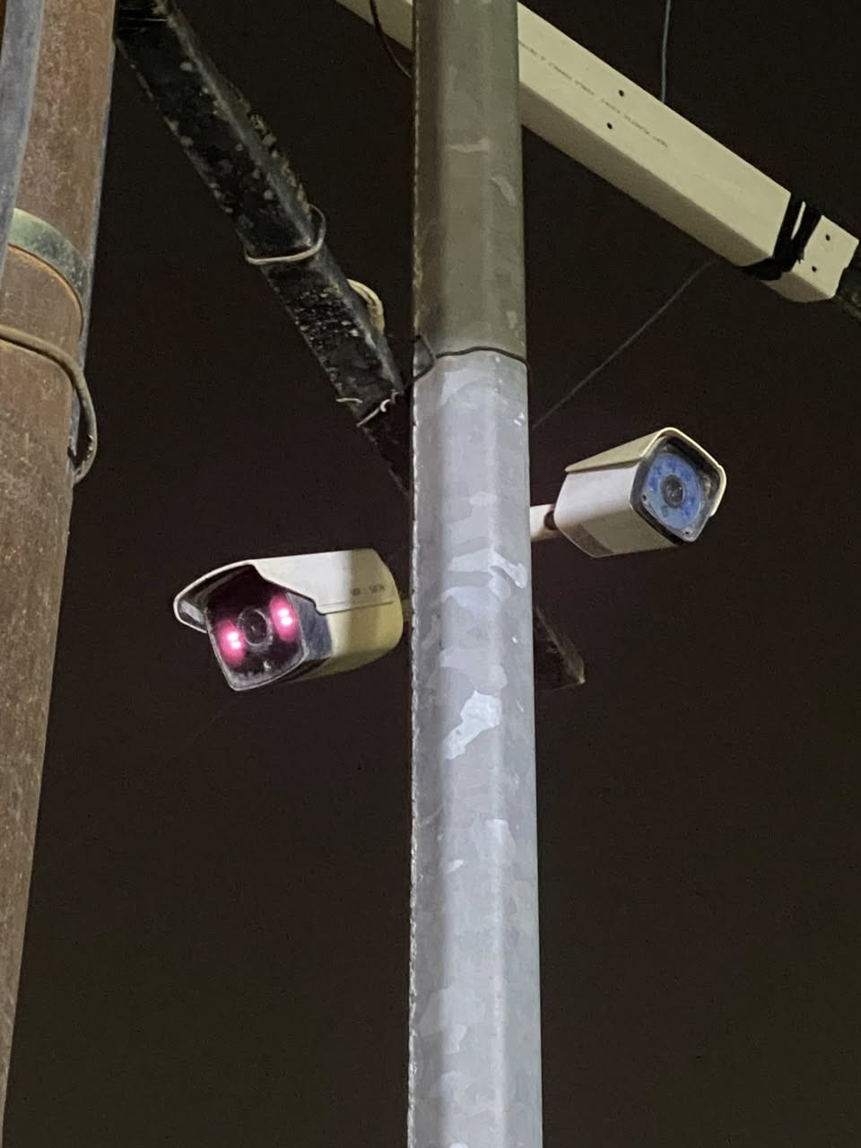 السلام عليكم
٥ كامرات مع الجهاز ٨ چنل 

وحده هيك فيجن 

والبقيه نفس ماركة الجهاز وينبوسي اسمهن 

ابيعهن بدون الخزن 

خمس كامرات و جهاز رايدهن ب١٢٠

وهذا ***********رقمي
