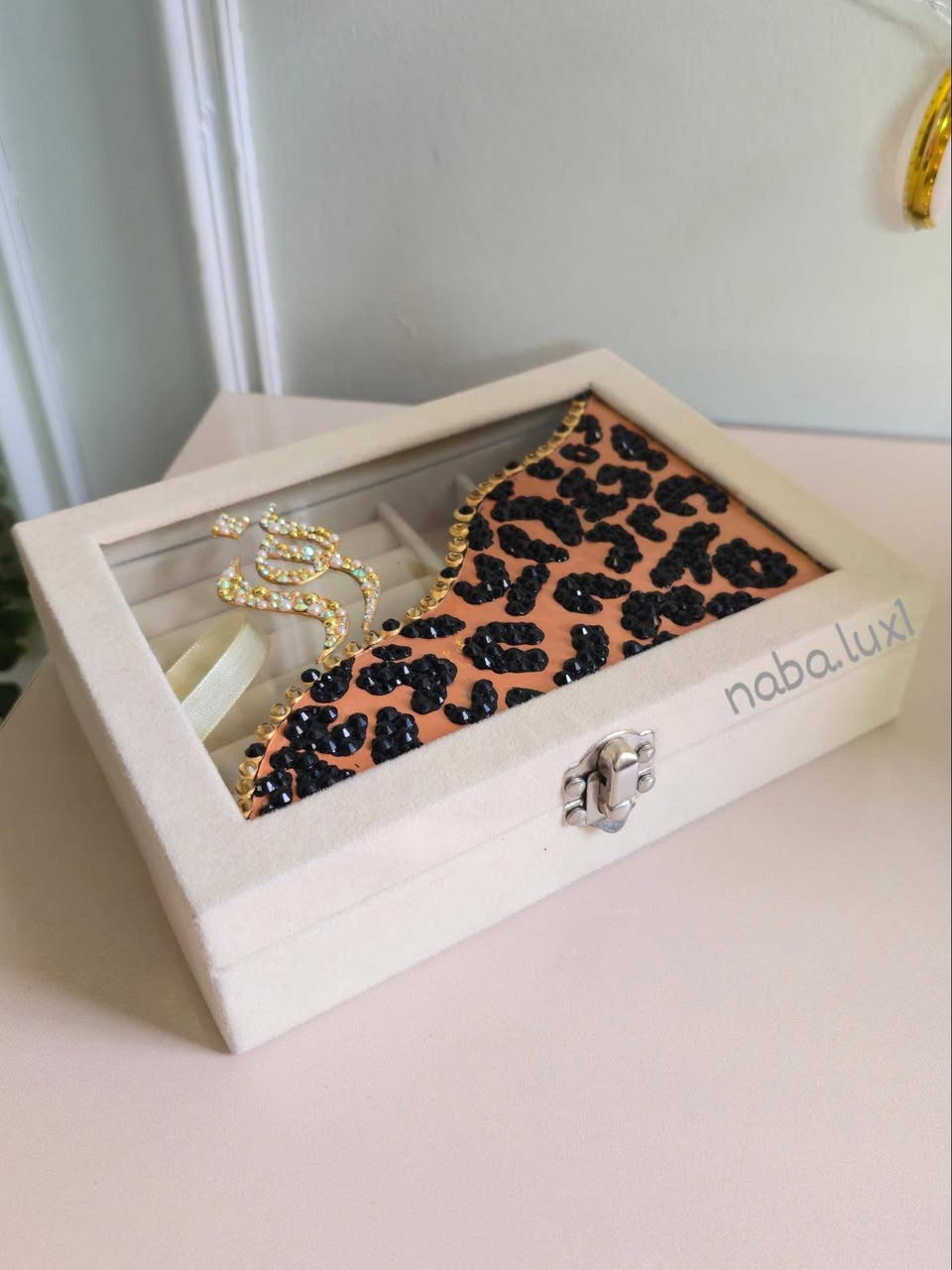 القطع مصنوعة يدوياً بكل دقة، ونولي اهتماماً فائقاً لكل تفصيلة صغيرة لنضمن لكم أرقى مستويات الجودة والتميز.✨️
"تفاصيل الطلب والاستفسارات متاحة دائماً عبر الرسائل. 📩
نعتز بلمستكم التي تكتمل بها إبداعاتنا اليدوية، وبدعمكم الذي يمنحنا دافعاً للاستمرار."🤍
السعر // من 13 الى 18  حسب الطلب والتفاصيل ✨️
​#هدايا_مميزة #اعمال_يدوية #فن_يدوي #تصاميم_خاصة #اكسبلور_العراق


**إذا كنت صاحب هذا الإعلان وتريد حذفه لأي سبب، رجاءا أرسل رسالة إلى الدعم الفني**