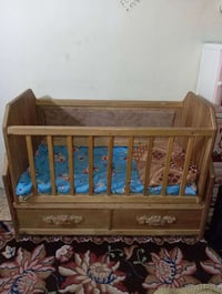 عندي سرير طفل للبيع الطول 120 العرض 60 السعر 60 الف للتواصل 0771789527...