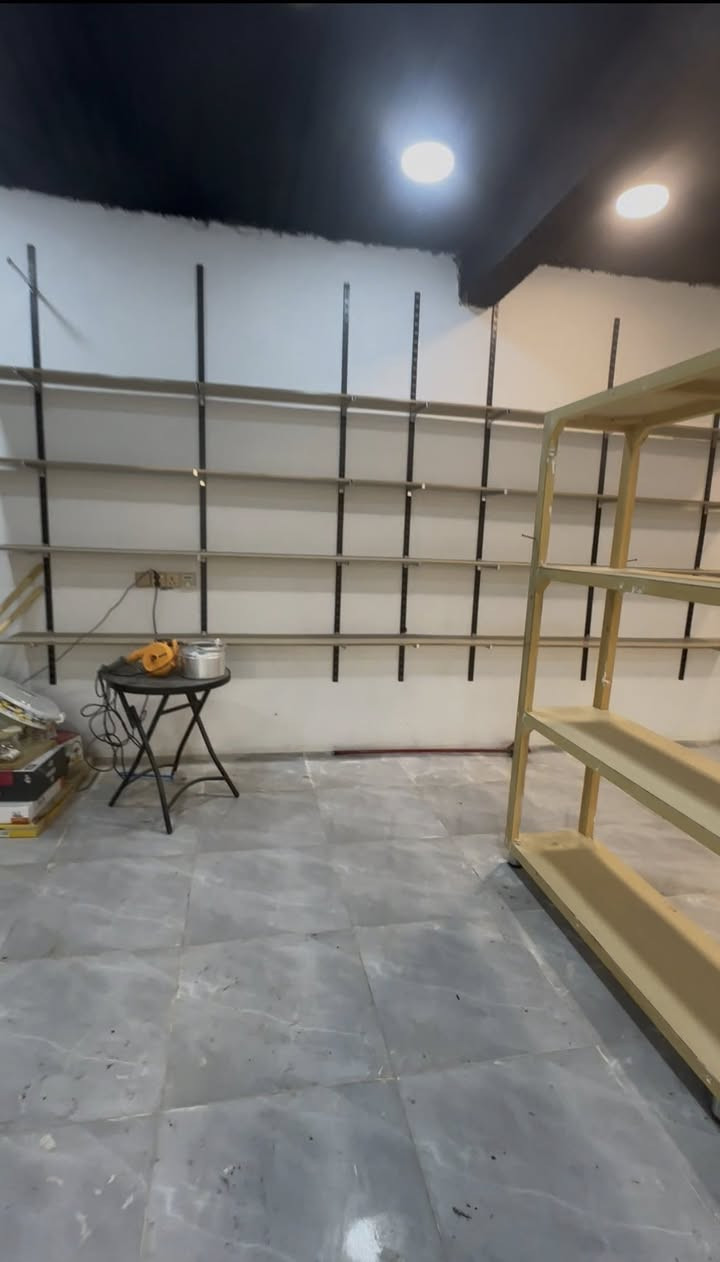 رفوف. عدد 33 لوحه. كل لوحه مترين و40 سم  ابيع شلع   كاملات هنه وسكك وشيالات ***********
