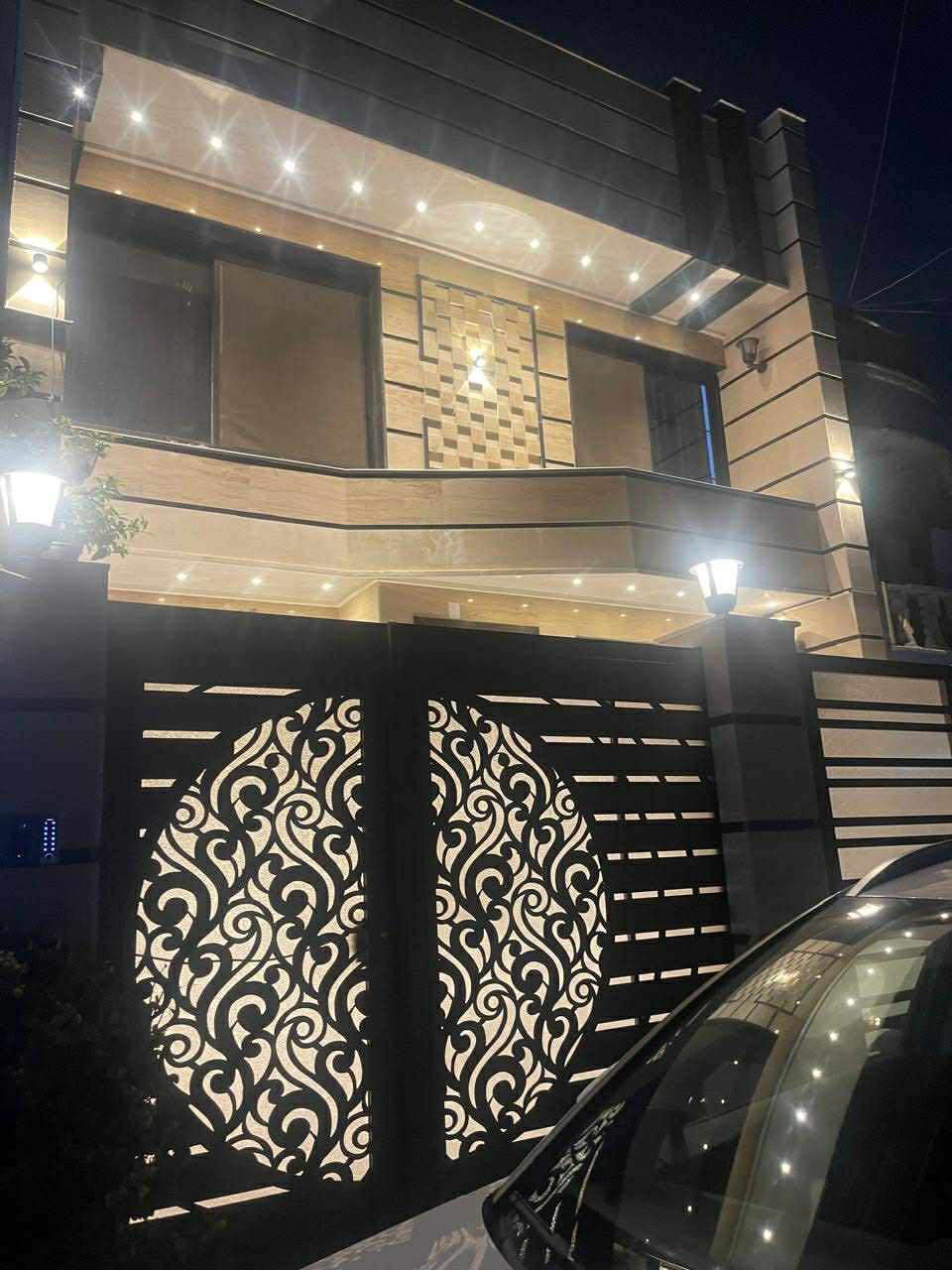 الكهرباء خصخصه مجهز بالسبالت
دار للايجار التجاري او السكني 
ساحه بيروت قرب مطعم الابتسام 
مساحه ١٢٠ متر مربع 
واجهه ٨ نزال ١٥ 
الطابق الاول 
استقبال . مطبخ حار ومطبخ بارد. هول . غرفه نوم . حمام . طرمه . حديقه خارجيه صغيره 

الطابق الثاني 
٣ غرف نوم كبيره . هول . حمام . ممر 

الطابق الثالث 
سويت ( غرفه نوم وحمام وهول ) وسطح 

واجهه مرمر 
ارضيه مرمر
للاستفسار *********** بغداد, العراق
