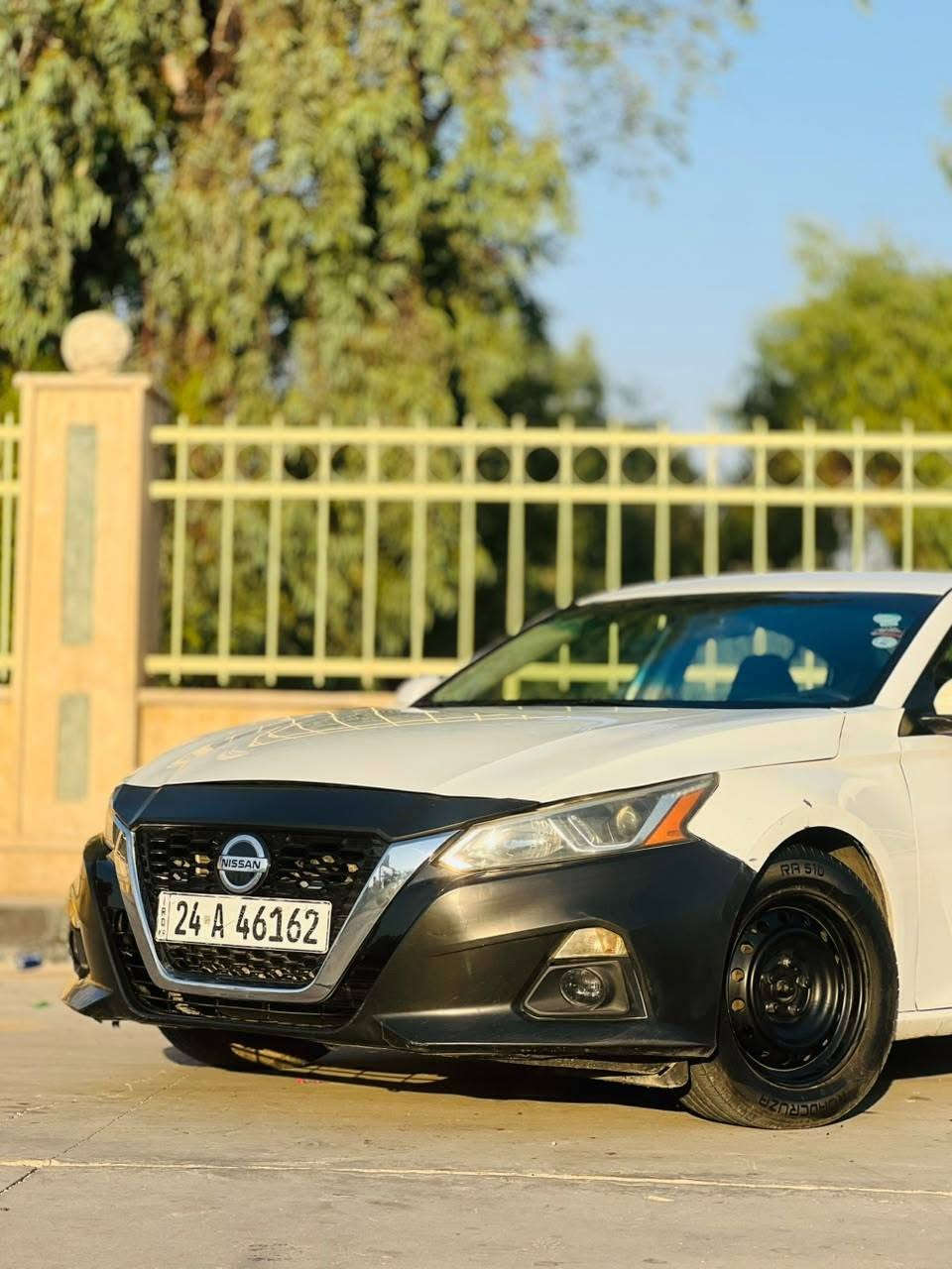 نيسان ألتيما 2019 للبيع 🚗
🛠️ حالة السيارة والضرر:
 الضرر: كارت بالبوند 🏷️.
 الصبغ والتعديل: نصف جاملغ صبغ 🎨، مع وجود تعديل بالدوسة وبخصّة بالجاملغ 🔧.
 الإيرباك والداخل: بدون إيرباك وبدون دواخل (سليم) 🛡️.
✨ مواصفات السيارة:
 نظام البصمة: بصمة تشغيل 🔑 + بصمة أبواب + بصمة صندوق 🚪.
 التشغيل عن بعد: متوفر 📲.
 الشاشة والترفيه: شاشة تدعم نظام كاربلاي (CarPlay) 🖥️ + كاميرا دوارة 🔄.
 الأمان: رادار أمامي ⚠️.
 المقاعد: كرسي السائق كهربائي 💺.
 الشحن: كيبل شحن قطعتين 🔌.
 أنظمة القيادة: مثبت سرعة 📍 + نظام القيادة الرياضي (Sport System) ⚡.
 اللون: أبيض ⚪.
📑 تفاصيل إضافية:
 الرقم: رقم دهوك 🚘.
 الورقيات والتحويل: السيارة باسمي والتحويل ثاني يوم مباشرة 📝.
 الهزة والوقود: هزة جديدة + كوبون البنزين متوفر 🎫.
 الحالة العامة: سيارة نظيفة جداً (مال بيت) 🏠✨.
📞 للاستفسار والاتصال:
 رقم الهاتف: *********** 📱
 السعر: 135 ورقة (وبيها مجال للطيبين) 💵
