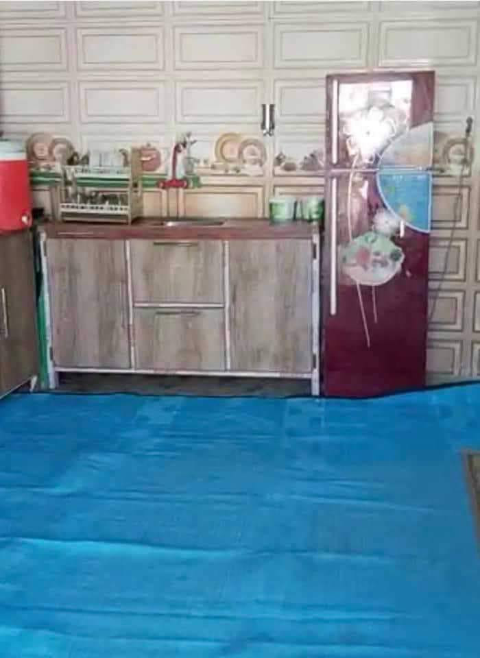 السلام عليكم بيت للبيع المساحه 400 بناء 200 وباقي 200 حي جسوم اخر شارع رابع بيت  كل خدمات واصله مجاري مقرنص سبيس  ماي السعر 47      ***********
