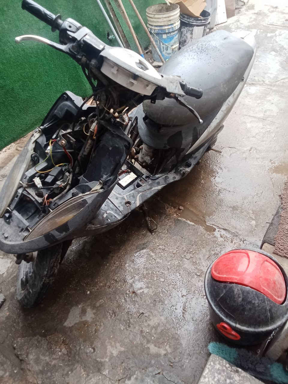 سلام عليكم شباب دراجه ماكس عدله شغاله بس مالنصه طاكه وكفرات تعبانه يعني يرادله ترتيب  ابيعلك كوم حديد سعر 350 وبيه مجال عنواني حي اور رقم هاتف ***********
